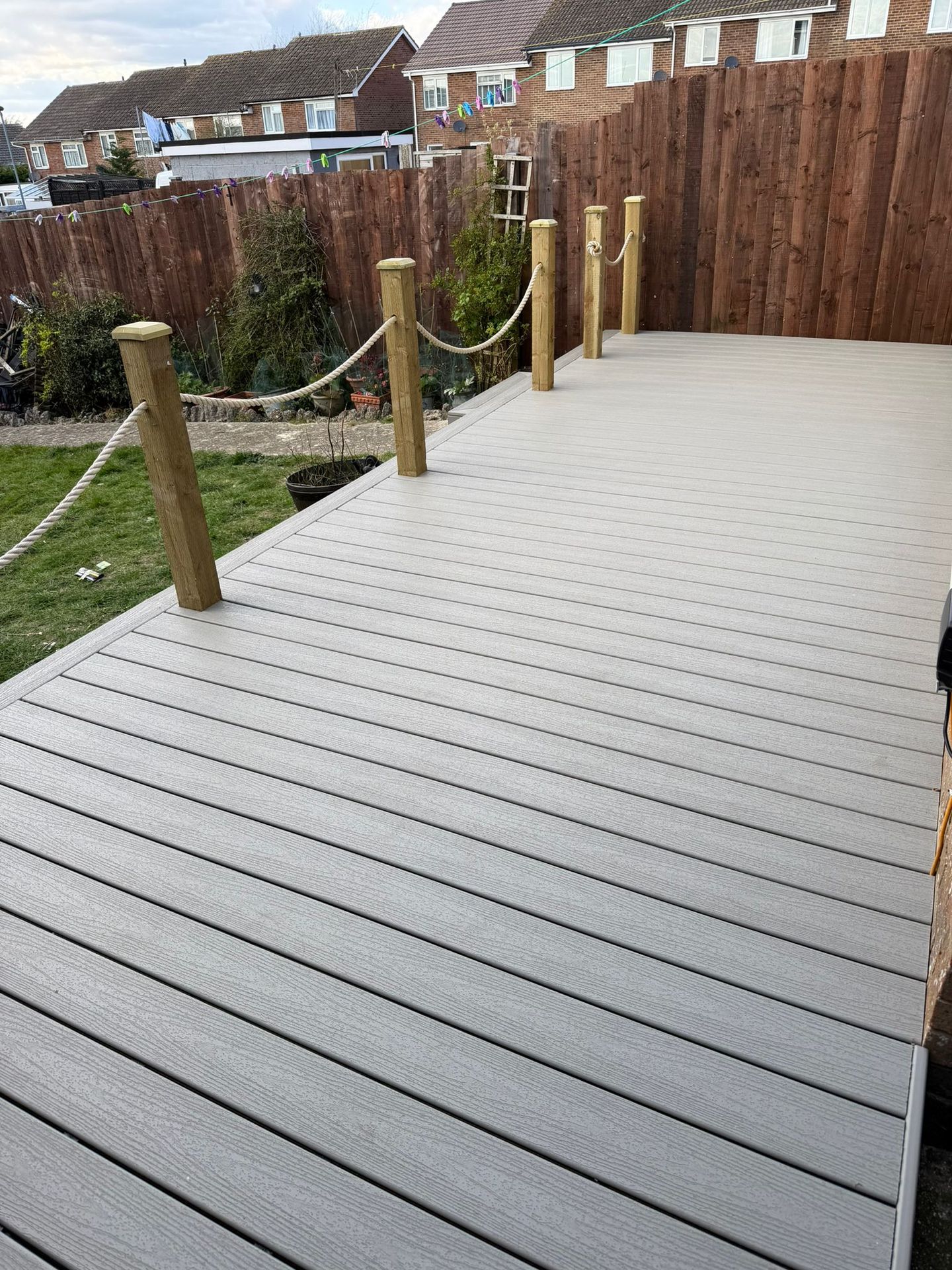 Trex Enhance Tide Pool Deck – Isle of Wight Customer Install Customer installation of Trex Enhance Basic Tide Pool composite decking on the Isle of Wight – cool misty-grey grooved boards creating a low-maintenance coastal outdoor living space