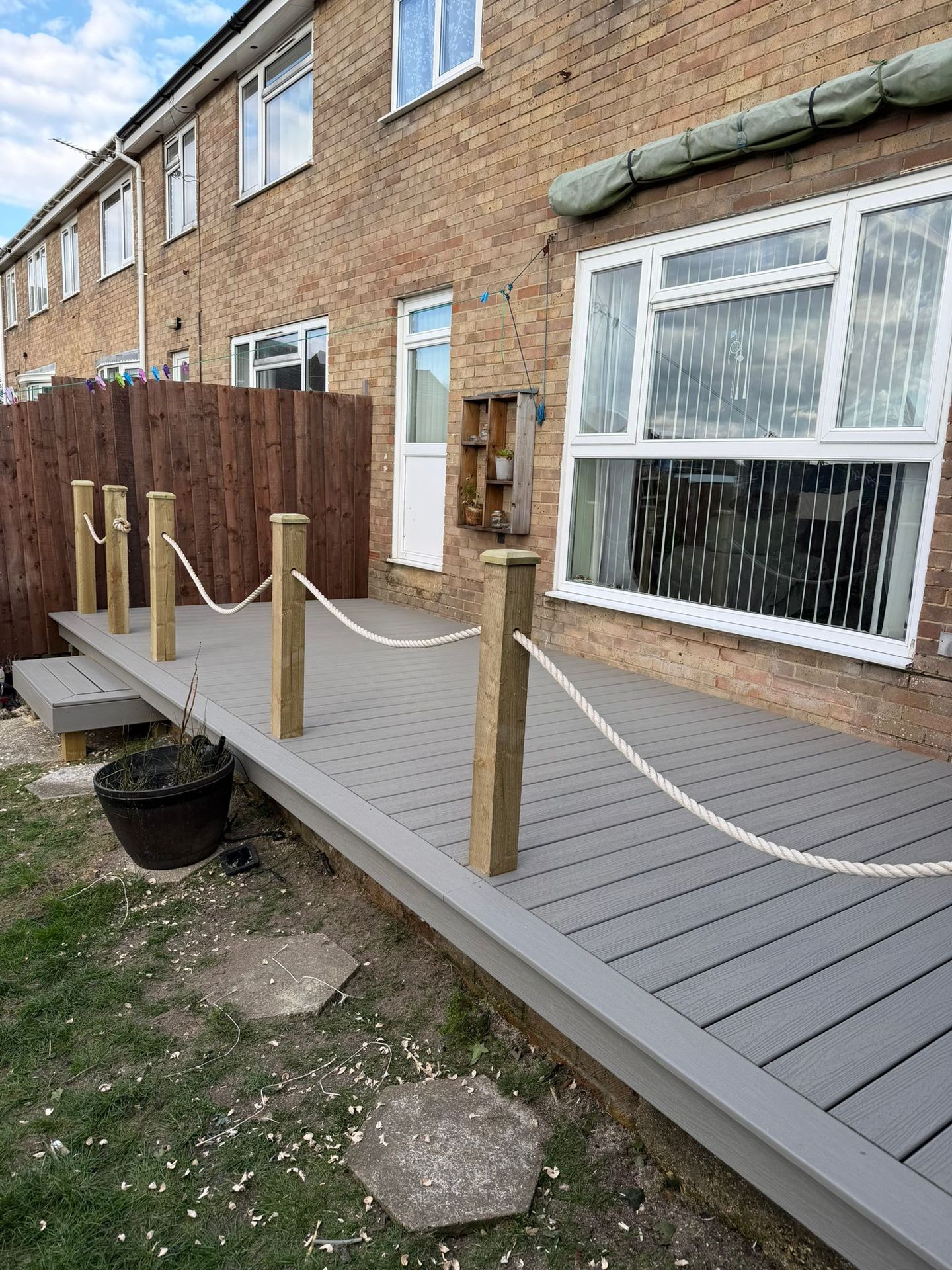 Trex Enhance Tide Pool Deck – Isle of Wight Customer Install Customer installation of Trex Enhance Basic Tide Pool composite decking on the Isle of Wight – cool misty-grey grooved boards creating a low-maintenance coastal outdoor living space